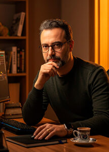 Porträt von Mehmet Yildirim, Senior iGaming- und Slot-Reviewer bei WinTops Games Ltd, arbeitend an seinem Schreibtisch